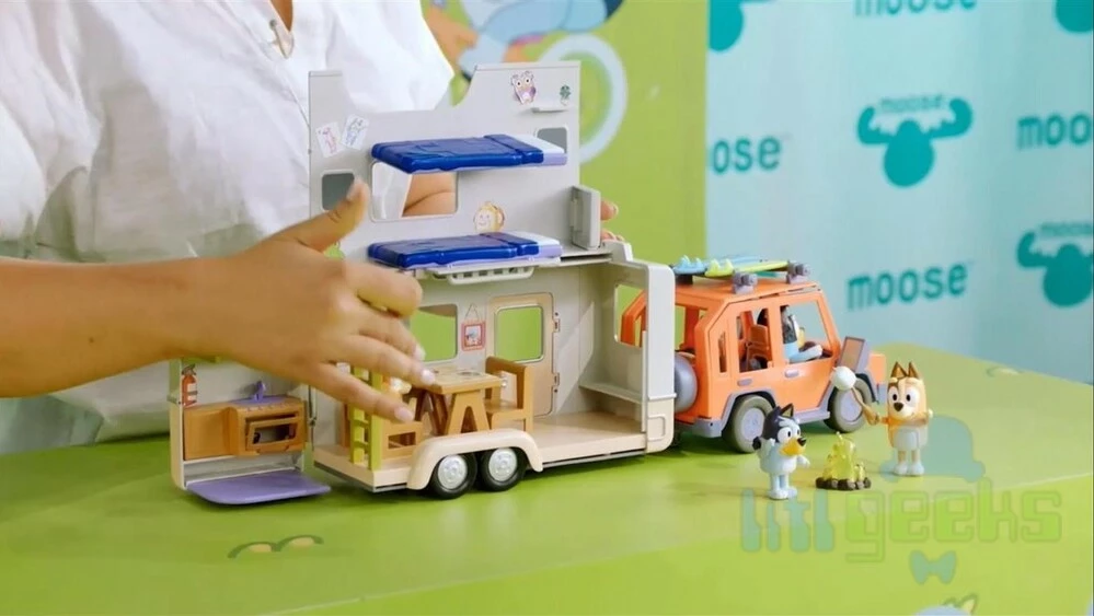 Bluey Campervan & 4WD Family Vehicle Playset Combo 4 Bluey Campervan & 4WD Family Vehicle Playset Combo - Image 2